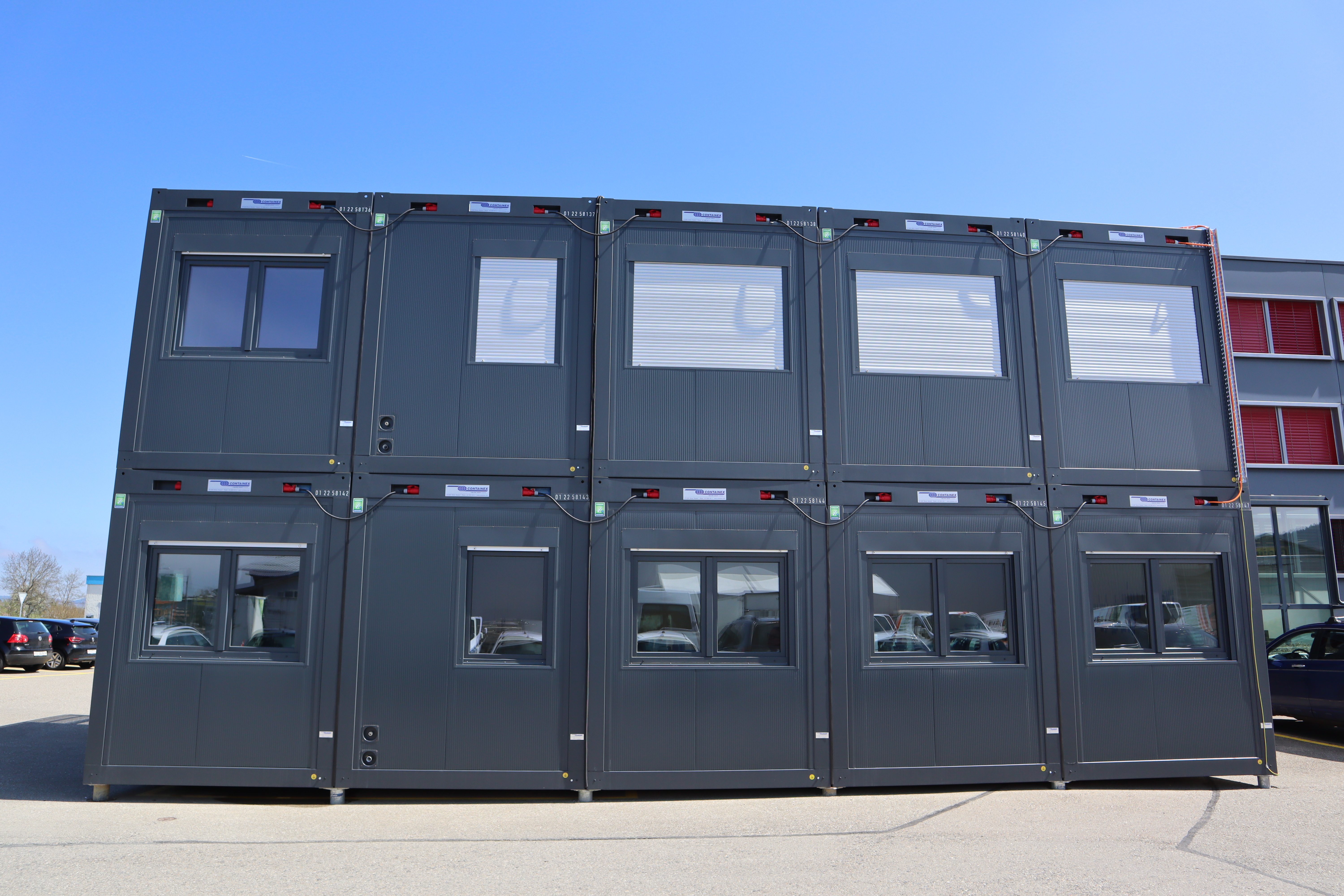 Dank dem schnellen Einbau der Schraubfundamente durch Krinner, konnte Schmid AG energy solutions die bereitstehenden Bürocontainern sofort nutzen.