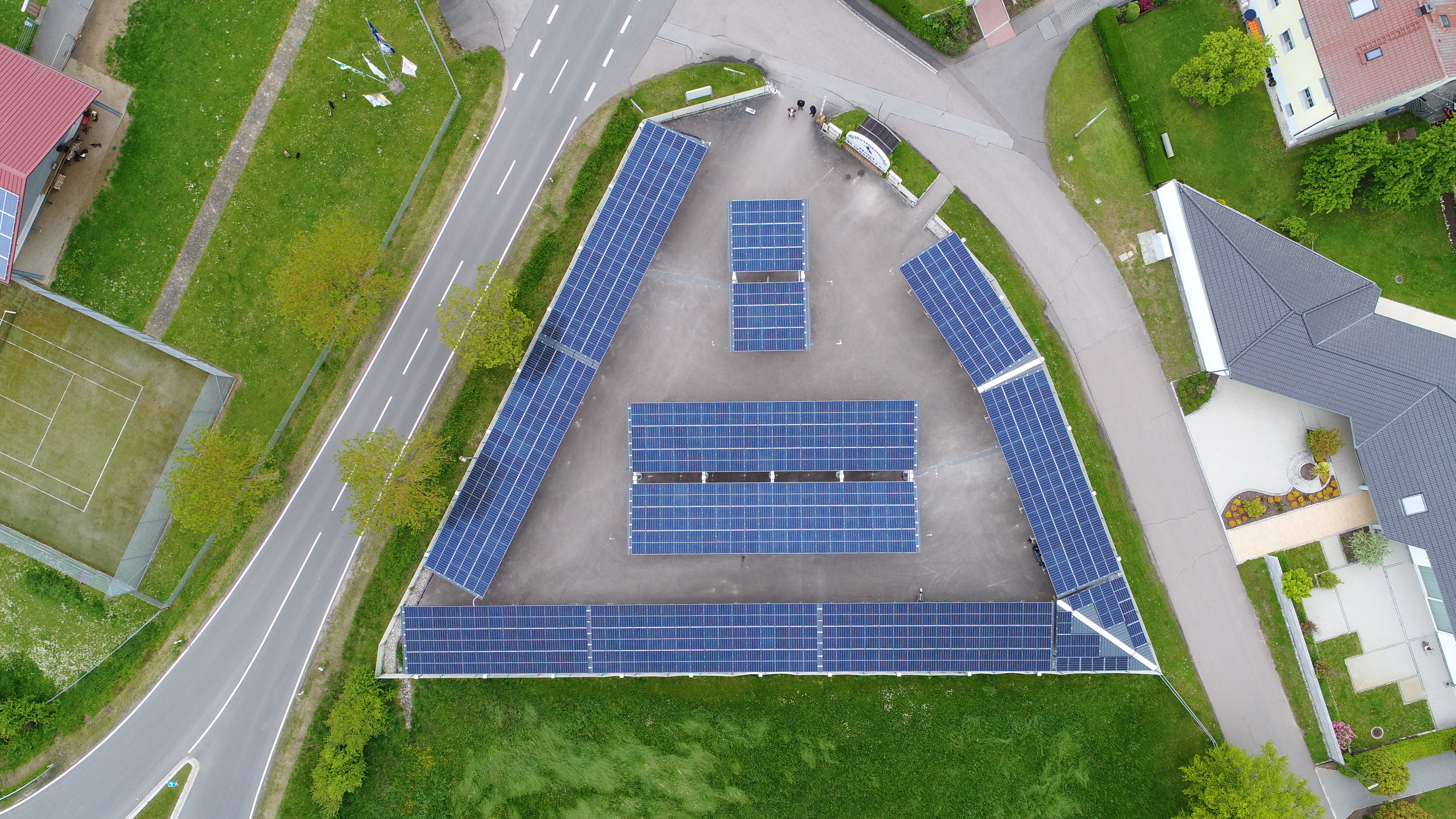 Solarcarport fundiert mit Schraubfundamenten